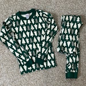 Hanna Andersson holiday green and white jammies. Size 150 (roughly lods 12)
